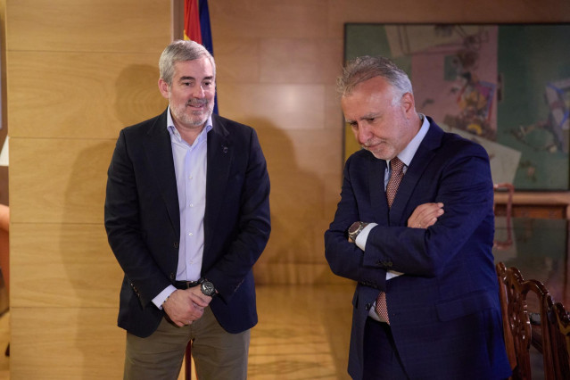 Archivo - El presidente del Gobierno de Canarias, Fernando Clavijo (i), y el ministro de Política Territorial y Memoria Democrática, Ángel Víctor Torres (d), conversan a su llegada a una reunión con los portavoces del PP, PSOE y Vox del Parlamento de Cana