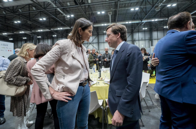 Archivo - La portavoz del PSOE, Reyes Maroto, y el alcalde de Madrid, José Luis Martínez-Almeida,