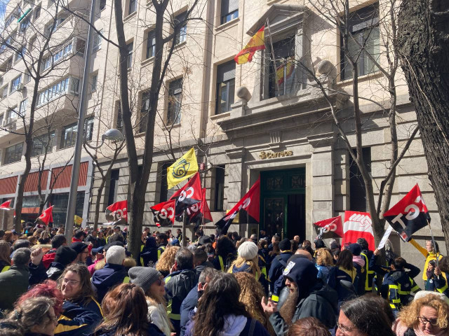 Concentración de CGT en la sede de Correos