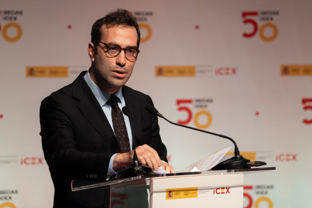 El ministro de Economía, Comercio y Empresa, Carlos Cuerpo, interviene durante el homenaje por el 50 aniversario del Programa de Becas de Internacionalización Empresarial de ICEX España Exportación e Inversiones, en el Museo Nacional Centro de Arte Reina