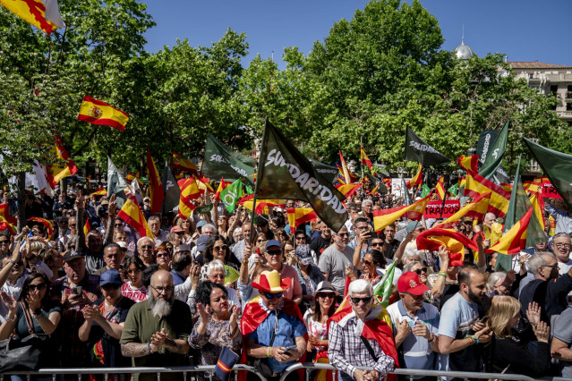 Archivo - Decenas de personas con banderas de España acuden a un mitin de VOX y Solidaridad por el Día Internacional del Trabajador, en la Plaza de Chamberí, a 1 de mayo de 2023, en Madrid (España).
