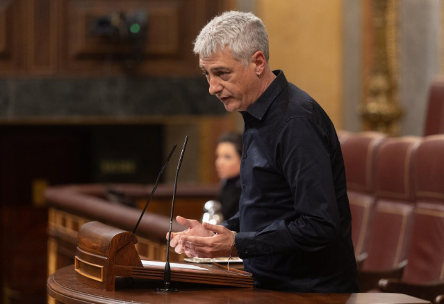 El diputado de EH Bildu, Oskar Matute, interviene durante un pleno en el Congreso de los Diputados, a 12 de marzo de 2025, en Madrid (España).