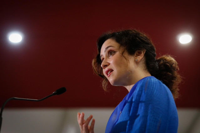 La presidenta de la Comunidad de Madrid, Isabel Díaz Ayuso, interviene durante el Foro de Debate, organizado por la Fundación Sargadelos, en el Hotel Voar, a 14 de febrero de 2025, en Ribadeo, Lugo, Galicia (España). Esta X edición se centra en la Iniciat