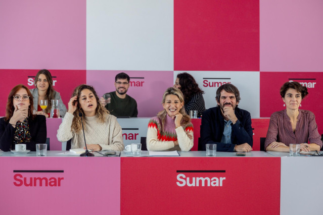 Archivo - La secretaria de Comunicación de Sumar, Elizabeth Duval (i), la de Organización de Sumar, Lara Hernández (2i), la vicepresidenta segunda, Yolanda Díaz (c), y el ministro de Cultura, Ernest Urtasun (2d),  a 10 de noviembre de 2024, en Madrid (Esp
