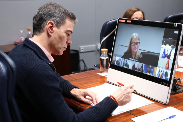 El presidente del Gobierno, Pedro Sánchez, participa por videoconferencia en la reunión de líderes sobre Ucrania, a 15 de marzo de 2025, Madrid, España.
