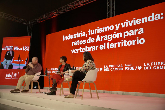 El ministro de Industria y Turismo, Jordi Hereu, y la ministra de Vivienda y Agenda Urbana, Isabel Rodríguez, participan en el Ágora 'Industria, turismo y vivienda: retos de Aragón para vertebrar el territorio', durante el  Congreso del PSOE de Aragón.