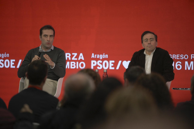 El ministro de Economía, Comercio y Empresa, Carlos Cuerpo y el ministro de Asuntos Exteriores, Unión Europea y Cooperación de España, José Manuel Albares durante el 18º Congreso del PSOE de Aragón
