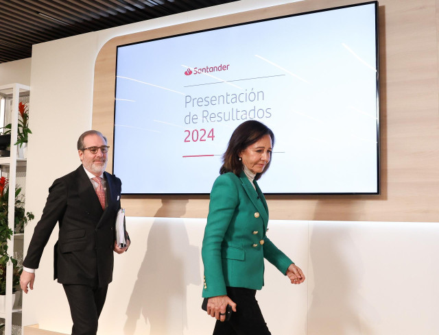 Archivo - La presidenta del Banco Santander, Ana Botín, y el consejero delegado del Banco Santander, Héctor Grisi, durante la presentación de los resultados de Banco Santander en su ejercicio de 2024, a 5 de febrero de 2025, en Boadilla del Monte, Madrid