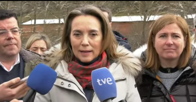 La secretaria general del PP, Cuca Gamarra, atiende a los medios de comunicación en la localidad riojana de Laguna de Cameros
