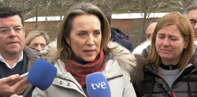 La secretaria general del PP, Cuca Gamarra, atiende a los medios de comunicación en Laguna de Cameros (La Rioja)