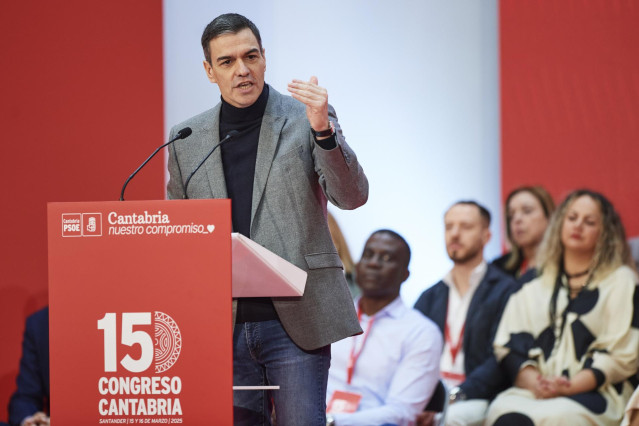 El secretario general del PSOE y presidente del Gobierno, Pedro Sánchez, interviene durante la clausura del 15º Congreso Regional del PSOE de Cantabria