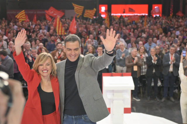 La secretaria general del PSOE de Aragón, ministra de Educación, Formación Profesional y Deportes y portavoz del Gobierno, Pilar Alegría, y el secretario general del PSOE y presidente del Gobierno, Pedro Sánchez.