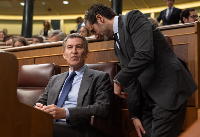 El presidente del PP, Alberto Núñez Feijóo (i) y el vicesecretario de Cultura y portavoz del Partido Popular, Borja Sémper (d), durante un pleno en el Congreso de los Diputados, a 12 de marzo de 2025, en Madrid (España).