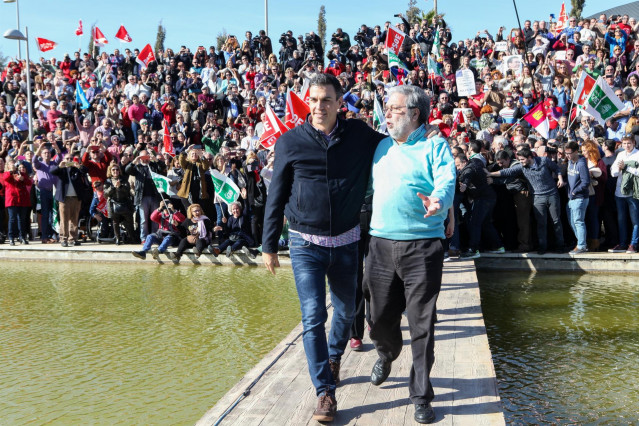 Archivo - Pedro Sánchez y Francisco Toscano, en Dos Hermanas, en una fotogfrafía de archivo