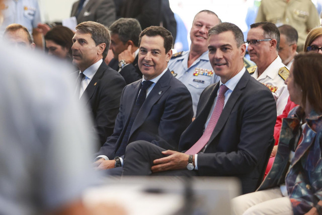 Archivo - El presidente del Gobierno, Pedro Sánchez, (d), y el presidente de la Junta de Andalucía, Juanma Moreno, (i) durante el acto de inauguración del Centro de Ensayos de Sistemas Aéreos no Tripulados en Moguer, a 1 de Octubre de 2024. (Foto de archi