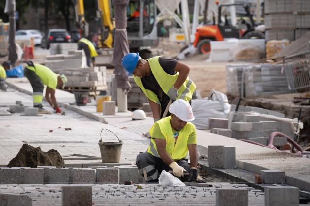 Archivo - Trabajadores extranjeros en una obra
