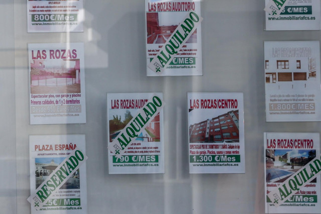 Archivo - Escaparate de anuncios de viviendas, en Madrid (España).