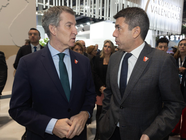 Archivo - El presidente del PP, Alberto Núñez Feijóo, y el presidente de la Generalitat valenciana, Carlos Mazón, conversan en el estand de la Comunidad Valenciana, durante su visita a la Feria Internacional de Turismo (FITUR).