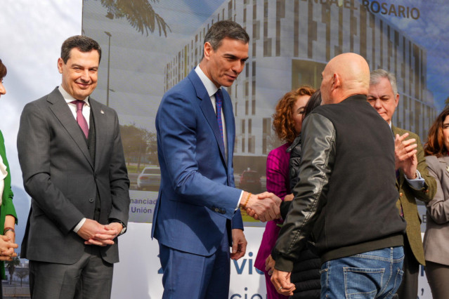 El presidente de la Junta de Andalucía, Juanma Moreno, y del Gobierno, Pedro Sánchez, este lunes en Sevilla en la entrega de llaves simbólicas a los propietarios de 218 viviendas asequibles.