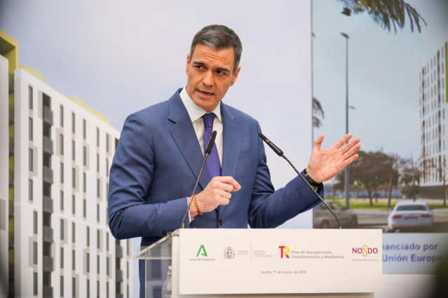 El presidente del Gobierno, Pedro Sánchez interviene en el acto de entrega de llaves de viviendas de alquiler asequible. A 17 de marzo de 2025 en Sevilla, Andalucía (España). El presidente del Gobierno, Pedro Sánchez, y el presidente de la Junta de Andalu