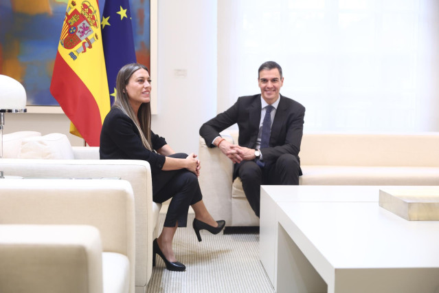 El presidente del Gobierno, Pedro Sánchez, en su última reunión con la portavoz de Junts en el Congreso, Miriam Nogueras, en el Palacio de la Moncloa