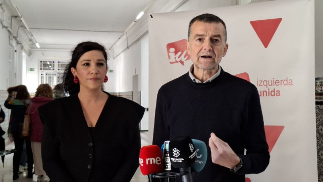 El coordinador federal de Izquierda Unida, Antonio Maíllo, junto con la coordinadora provincial de IU Málaga y portavoz adjunta de Con Málaga en el Ayuntamiento, Toni Morillas