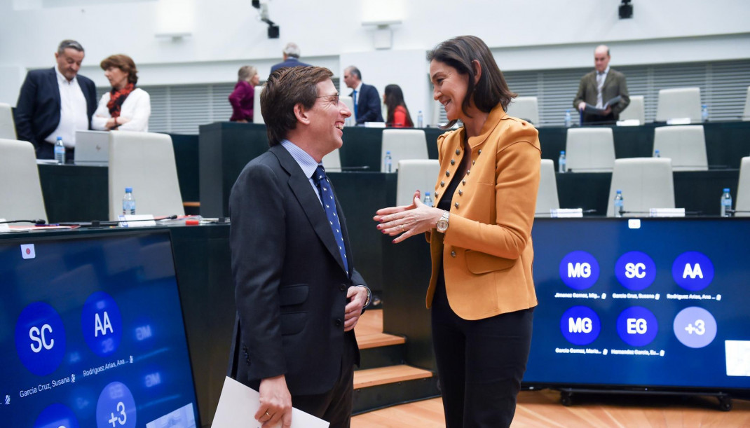 Archivo - El alcalde de Madrid, José Luis Martínez Almeida, y la portavoz municipal del grupo Socialista en el Ayuntamiento de Madrid, Reyes Maroto