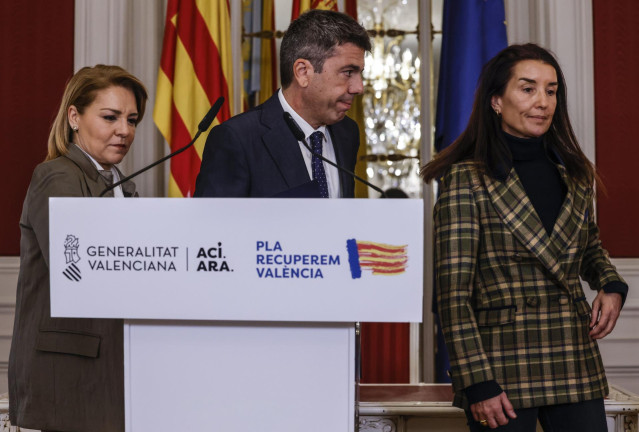 El president de la Generalitat, Carlos Mazón, acompañado de la consellera de Hacienda, Ruth Merino, y por la vicepresidenta de la Generalitat Valenciana, Susana Camarero, realiza una declaración institucional en les Corts con motivo de los presupuestos
