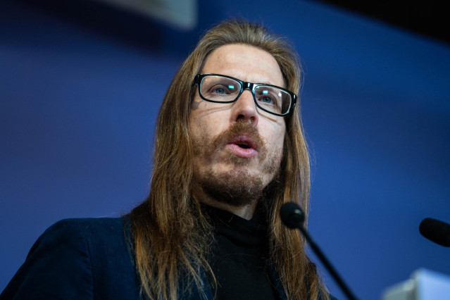 Archivo - El secretario de Organización y portavoz de Podemos, Pablo Fernández, durante una rueda de prensa.