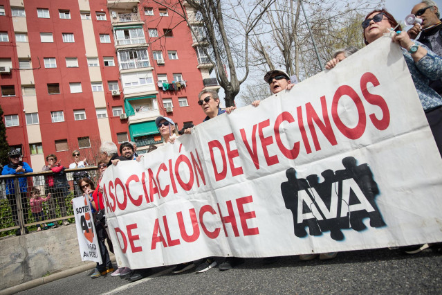 Archivo - Varias personas durante una manifestación de los vecinos de Aluche y Campamento