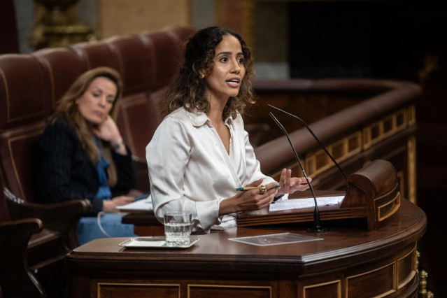 La diputada de Sumar Tesh Sidi interviene durante un pleno donde se debate la toma en consideración de dos proposiciones de ley, una a iniciativa del Parlamento de Catalunya y otra del PP, en el Congreso de los Diputados, a 11 de marzo de 2025, en Madrid