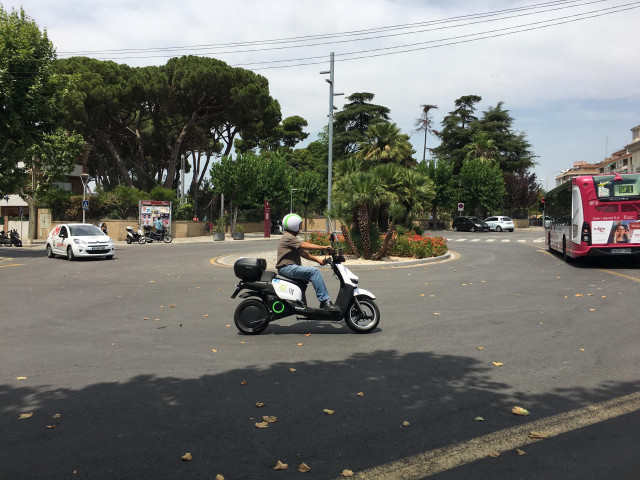Archivo - Un trabajador municipal conduce una moto eléctrica en Sant Feliu de Llobregat