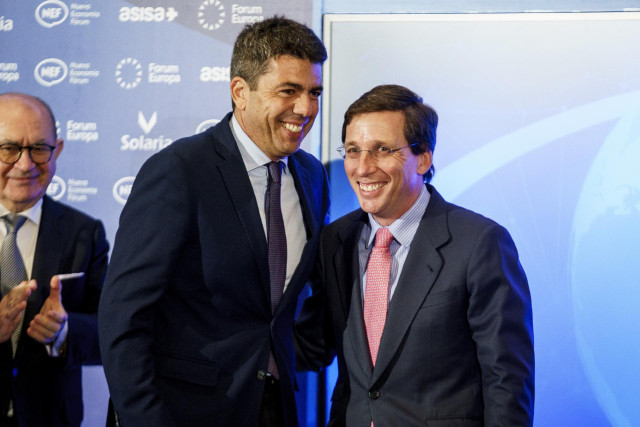 El president de la Generalitat Valenciana, Carlos Mazón (i) y el alcalde de Madrid, José Luis Martínez-Almeida (d), durante un desayuno informativo