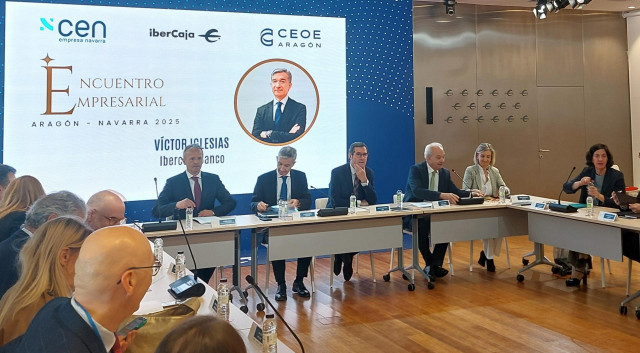 El presidente de la CEOE, Antonio Garamendi, entre los presidentes de la patronal navarra, Manuel Piquer, y el de la aragonesa, Miguel Marzo.