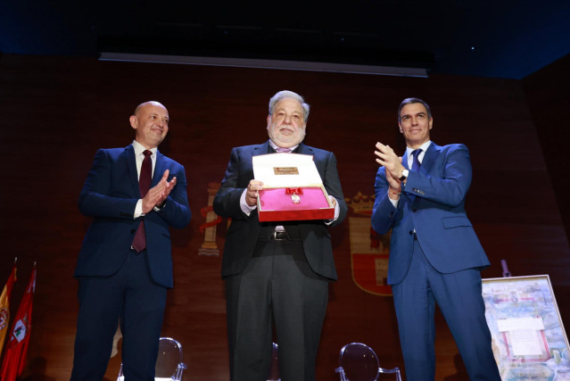 El exalcalde de Dos Hermanas Francisco Toscano ha sido homenajeado este lunes en la ciudad, con la presencia del presidente del Gobierno, Pedro Sánchez.
