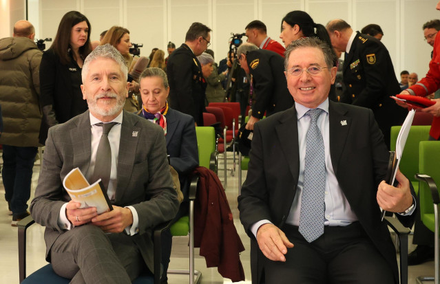 El ministro del Interior, Fernando Grande-Marlaska, acompañado por el director general de Coordinación y Estudios, José Antonio Rodríguez, preside la reunión de la Comisión de Seguimiento del I Plan Estratégico en Materia de Personas Desaparecidas