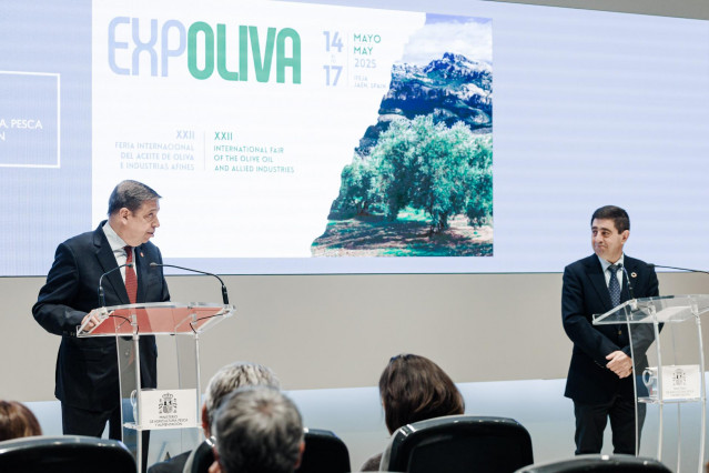 (I-D) El ministro de Agricultura, Pesca y Alimentación, Luis Planas, y el presidente de la Diputación de Jaén y de Ferias Jaén, Francisco Reyes, presentan la XXII Feria Internacional del Aceite de Oliva e Industrias Afines (Expoliva)