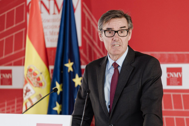 El presidente de la CNMV, Carlos San Basilio, interviene durante la presentación del plan de actividades para 2025, en la sede de la Comisión Nacional del Mercado de Valores (CNMV), a 26 de febrero de 2025, en Madrid (España).