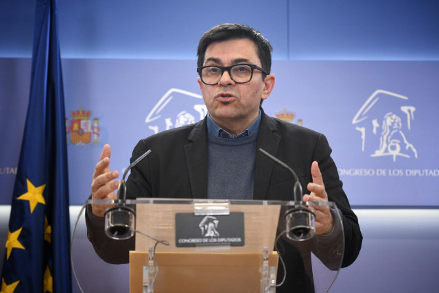El diputado de Sumar Gerardo Pisarello durante una rueda de prensa anterior a la Junta de Portavoces en el Congreso de los Diputados, a 11 de marzo de 2025, en Madrid (España).