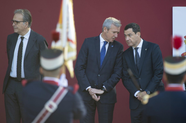 Archivo - El presidente de la Xunta de Galicia, Alfonso Rueda y el presidente de la Junta de Andalucía, Juanma Moreno, en la plaza de Cánovas del Castillo, a 12 de octubre de 2023, en Madrid (España).