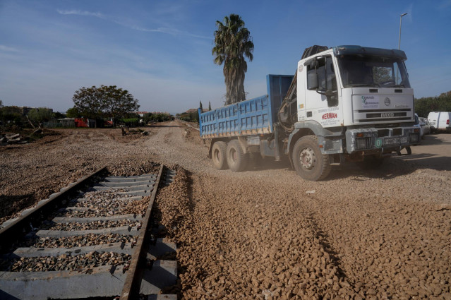 Archivo - Un camión trabaja en el arreglo de vías de tren