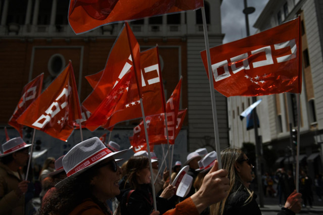 Archivo - Movilización sindical con banderas de CCOO