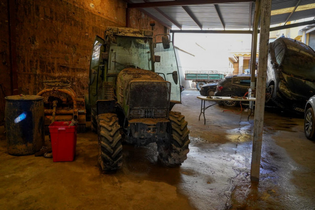 Archivo - Un tractor lleno de barro en Valencia tras la Dana