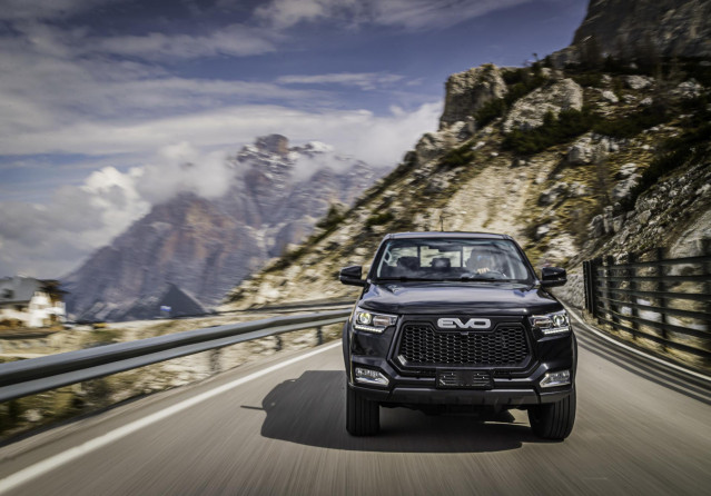 Archivo - EVO lanza en España el nuevo 'pick up' Cross 4 con 136 CV de potencia y desde 25.400 euros sin IVA.