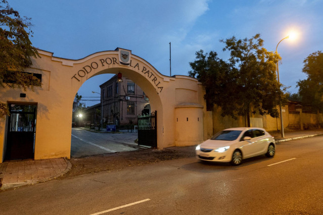 Archivo - Un coche pasa por delante de la entrada principal del cuartel General Arteaga de Carabanchel