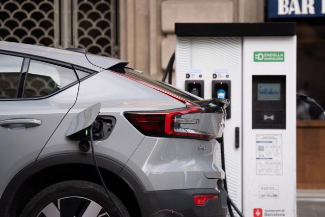 Archivo - Un coche cargándose en un punto de carga público para coches eléctricos, a 14 de febrero de 2025, en Barcelona, Cataluña (España).