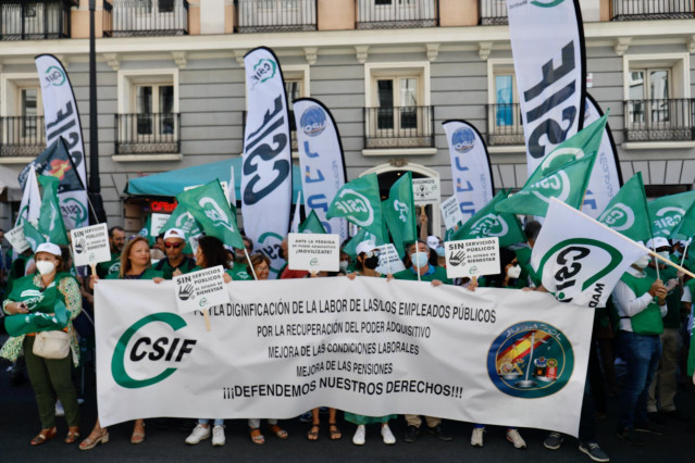 Archivo - Varias personas con banderas de CSIF y de JUSAPOL durante una concentración de CSIF y Jusapol, frente al Ministerio de Hacienda y Función Pública.