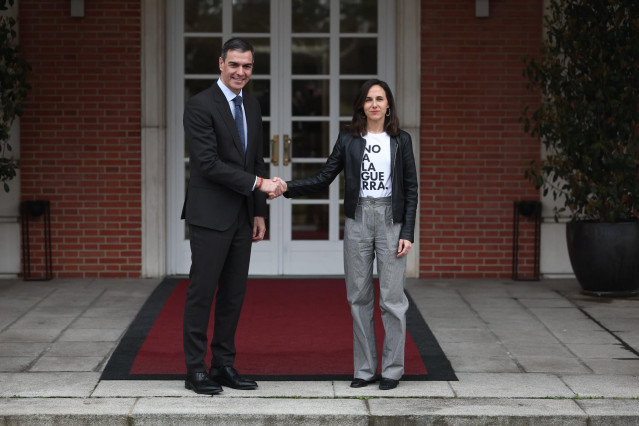 La secretaria general de Podemos, Ione Belarra, con una camiseta del 'No a la guerra' en su entrevista con Pedro Sánchez