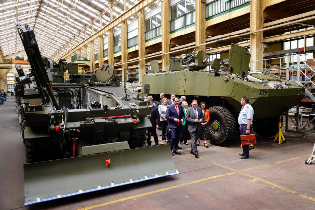 Archivo - La ministra de Defensa, Margarita Robles, y el presidente del Principado en funciones, Adrián Barbón, durante una visita a la fábrica de Santa Bárbara Sistemas en Trubia, a 30 de junio de 2023, en Turbia, Asturias (España). La ministra visita pe