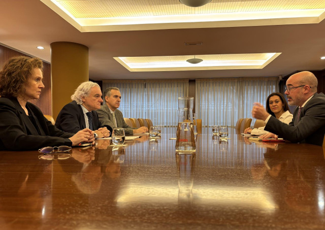 El presidente de la Confederación de Empresarios de Madrid (CEIM), Miguel Garrido, en una reunión con el delegado del Gobierno en Madrid, Francisco Martín.